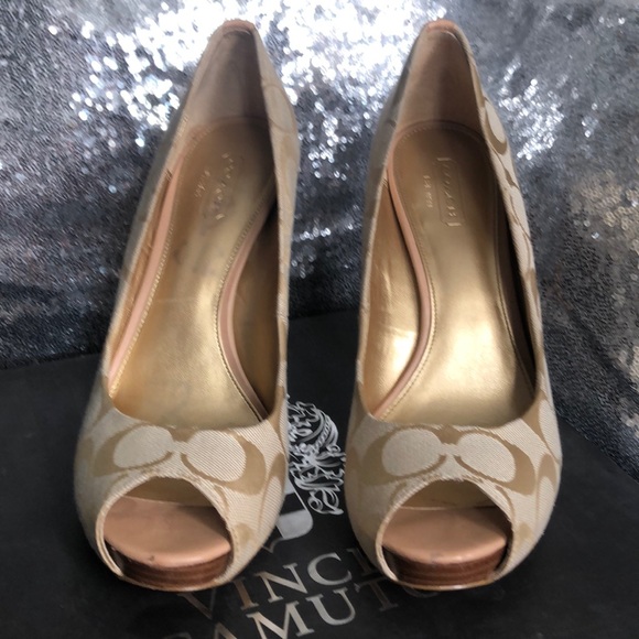 Coach shoes: Front toes out. - Picture 2 of 6